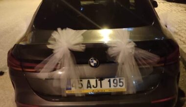 Ağrı’da gelin arabası gibi süslenen araçtan düzensiz göçmenler çıktı