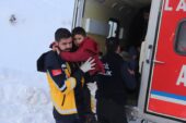 Yolu kapalı köyde hastalanan 4 kardeş paletli ambulansla kurtarıldı