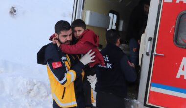 Yolu kapalı köyde hastalanan 4 kardeş paletli ambulansla kurtarıldı