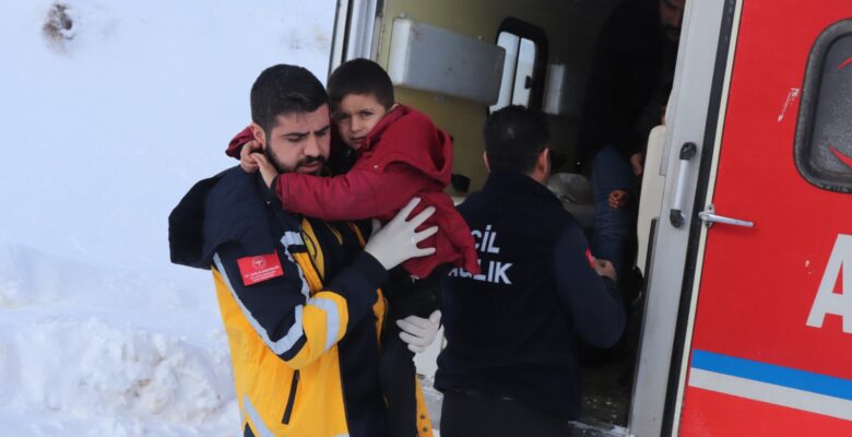 Yolu kapalı köyde hastalanan 4 kardeş paletli ambulansla kurtarıldı