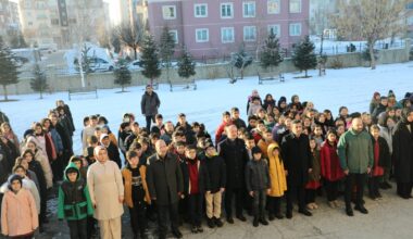 Ağrı’da şehitler için okullarda bir dakikalık saygı duruşunda bulunuldu