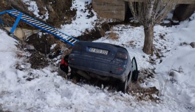 Ağrı’da otomobil dere yatağına düştü; 2 yaralı
