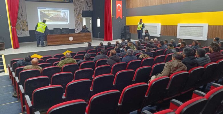 Okul Servis Şoförlerine Trafik Eğitimi Veriliyor