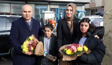 Vali Koç ve eşi, okula kazandırılan öğrencilere karne verdi