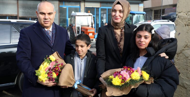 Vali Koç ve eşi, okula kazandırılan öğrencilere karne verdi