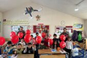Jandarma karne alan köy çocuklarını mutlu etti
