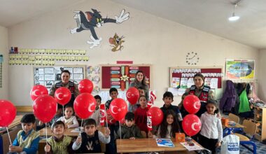 Jandarma karne alan köy çocuklarını mutlu etti