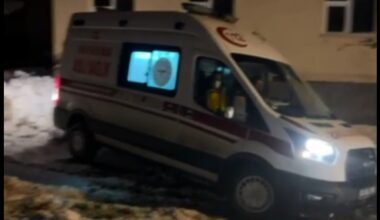 Ağrı’da köyde mahsur kalan hastayı ekipler kurtardı