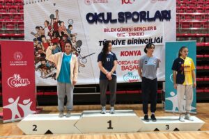 BİLEK GÜREŞİ ŞAMPİYONASINDA AĞRILI ÖĞRENCİ TÜRKİYE İKİNCİSİ OLDU