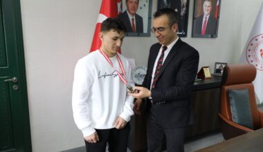 İl Müdürü Din, Ağrılı Boksörü Tebrik Etti