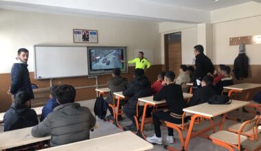 Eleşkirt İlçe Emniyet Müdürlüğü Trafik Şube Amirliğince “Yayalar” Konulu Eğitim Verildi