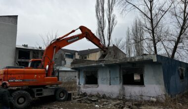 Ağrı Belediyesi Metruk Binaların Yıkımına Devam Ediyor