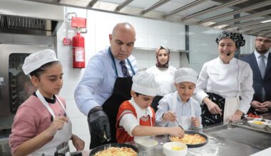 Vali Koç, Şef Önlüğünü Giyinip Ocağın Başına Geçti