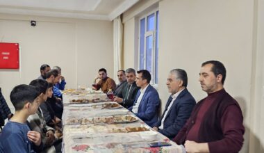 Tutak Kaymakamı Adıbelli, Kur’an Kursunda Öğrencilerle İftar Açtı