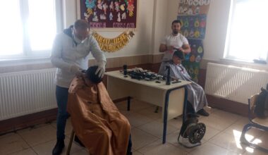 Köy Okullarındaki Öğrencileri Ramazan Bayramı Öncesi Saç Traşı Yaptılar