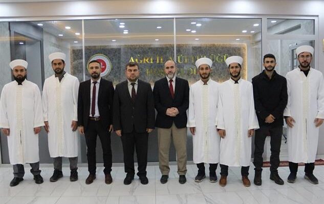 Din Görevlileri Cübbe Ve Sarıklarını Giydi