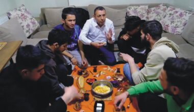 AK Parti Ağrı Belediye Başkan Adayı M.Salih Aydın, Öğrenci Evine Konuk Oldu