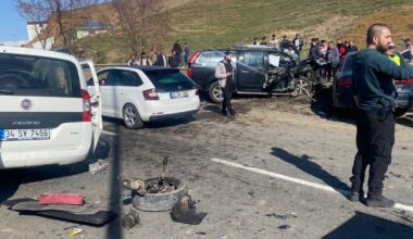 Ağrı’da Zincirleme Kazada 5 Kişi Yaralandı