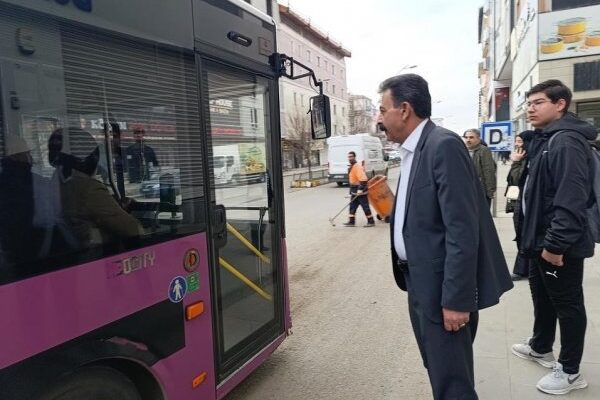 Ağrı Belediye Eş Başkanı Memet Akkuş Mesaiye Dolmuşla Gitti