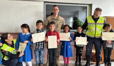 Jandarma Öğrencilere Trafik Kurallarını Anlatılıyor
