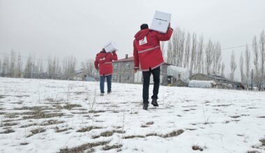 Kızılay Ağrı Şubesi Hamur’da Yardım Kolisi Dağıttı