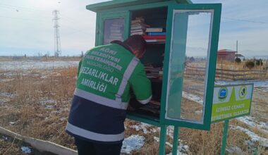 Ağrı’da Mezarlıkta Kurulan Kitaplık Dikkat Çekiyor
