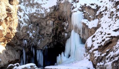 Ağrı’nın Doğal Harikası: Kudret Köprüsü Buz Sarkıtlarıyla Hayran Bırakıyor