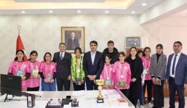 Hamur Kaymakamı, Şampiyon Öğrencileri Ağırladı