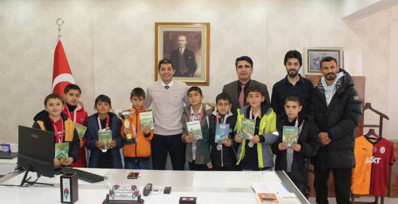 Hamur Kaymakamı Mehmet Nesip Mahir’den Başarılı Öğrencilere Tebrik