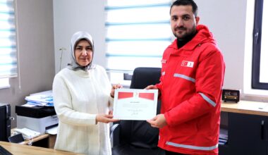 Ağrı Gençlik Hizmetleri Müdürü Ebru Duru’dan Kızılay’a Destek