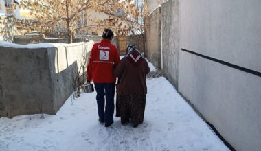 Genç Kızılay AİÇÜ Gönüllüleri İhtiyaç Sahiplerine Sıcak Yemek Dağıtıyor