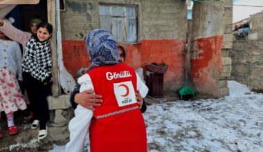 Ağrı’da Kızılay Gönüllülerinden Kışlık Giyim Yardımı