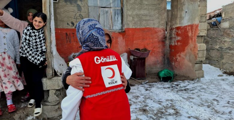 Ağrı’da Kızılay Gönüllülerinden Kışlık Giyim Yardımı