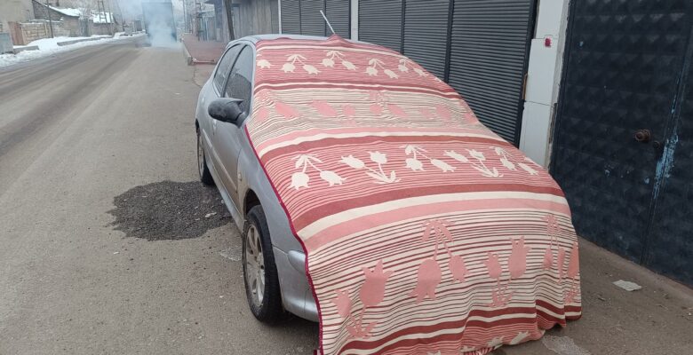 Ağrı’da Soğuk Havada Araçlara Battaniyeli Çözüm