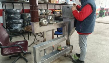 Ağrı’da Esnaf Kendi Yaptırdığı Pelet Sobasıyla Dükkanını Isıtıyor