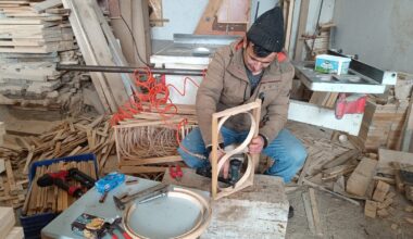 Taşlıçaylı Arıcı Kendi Atölyesinde Arı Kovanlarını ve Petek Çıtalarını Üretiyor