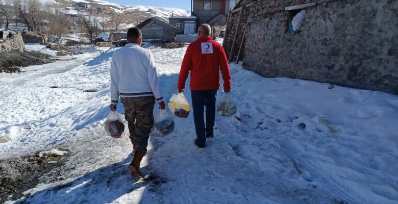 Kızılay Gönüllüleri Köy Köy Yardım Dağıttı