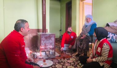 Kızılay Gönüllüleri Taşlıçay’da Atlas Teyzeyi Ziyaret Etti