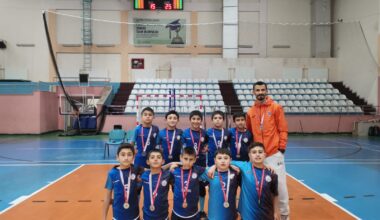 Adımova Köyü Ortaokulu Voleybol Takımı Türkiye Yarı Finallerinde