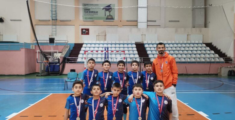 Adımova Köyü Ortaokulu Voleybol Takımı Türkiye Yarı Finallerinde