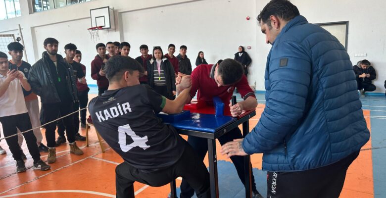 Patnos’ta Gençler Güreş İlçe Birinciliği Müsabakaları Nefes Kesti