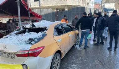 Ağrı’da Çatılardan Düşen Kar ve Buz Kütleleri Tehlike Saçıyor