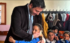 Ağrı Şeker Fabrikası Müdürü Kürşad Erdoğan Köy Okulunda Ayakkabı Dağıttı Ağrı Şeker Fabrikası Müdürü Kürşad Erdoğan Köy Okulunda Ayakkabı Dağıttı