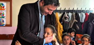 Ağrı Şeker Fabrikası Müdürü Kürşad Erdoğan Köy Okulunda Ayakkabı Dağıttı